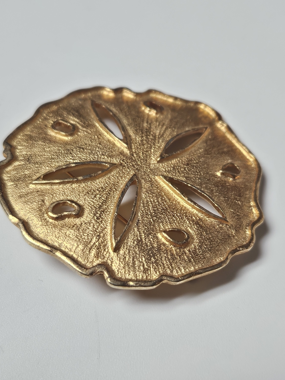 Large Gold Sand Dollar Brooch - Picture 4 of 7